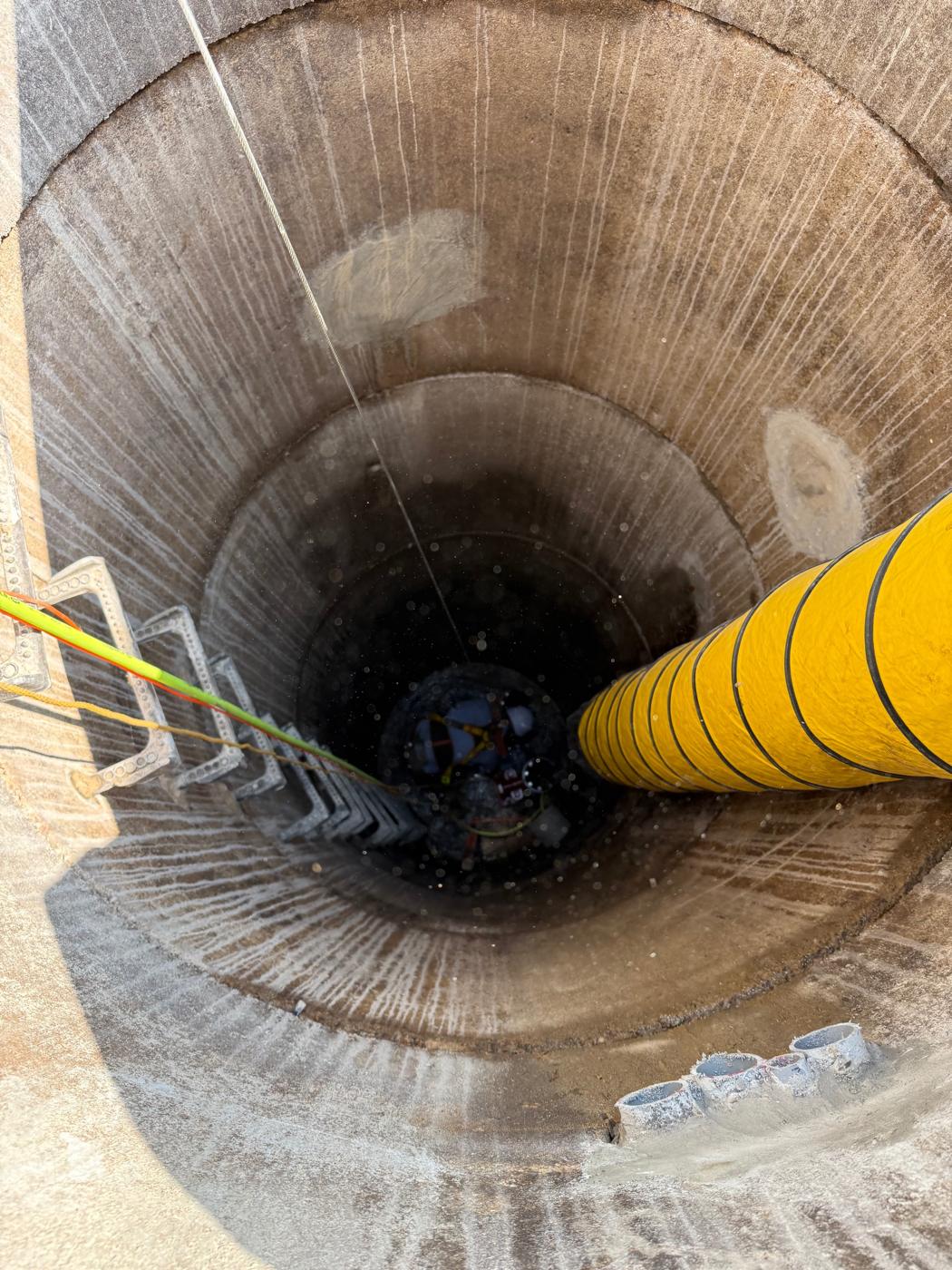 Confined space entry in the wet well, with forced-air ventilation